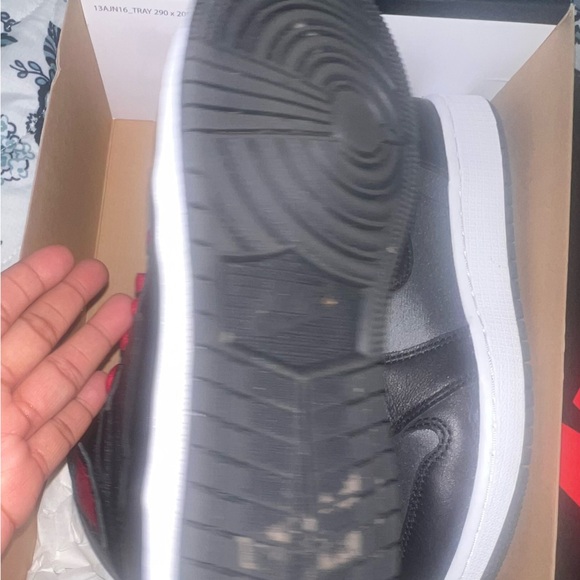 Authentic Jordan 1’s size 6 in kids 7.5 ladies . Only worn once - Picture 4 of 5